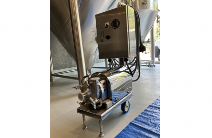 クラフトビール醸造所用台車付きポンプ